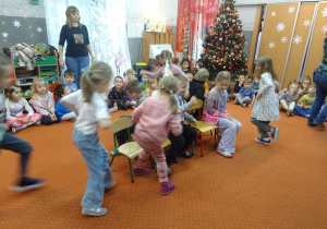 Dzieci podczas wspólnych zabaw.