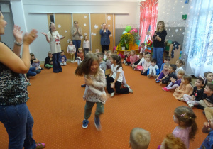 Dzieci wspólnie bawią się na sali przedszkolnej.