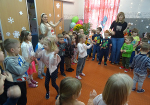 Wspólne zabawy na sali przedszkolnej.