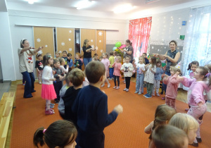 Wspólne zabawy na sali przedszkolnej.