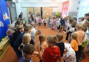 Wspólne zabawy na sali przedszkolnej.