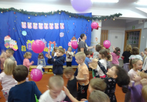 Współne zabawy balonami.