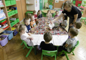Dzieci siedzą przy stoliku.