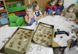 Upieczone pierniki na blasze.