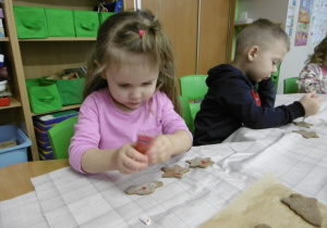 Dziewczynka dekoruje pierniki.