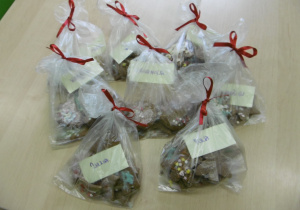 Ciastka wykonane przez dzieci i zapakowane w torebki foliowe.