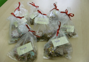 Ciastka wykonane przez dzieci i zapakowane w torebki foliowe.