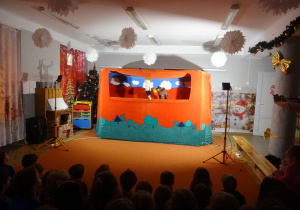 Laki podczas przedstawienia.