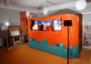 inne lalki podczas przedstawienia.