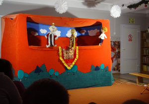 Inne lalki podczas występu.