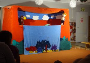 Udekorowana scena z lalką podczas przedstawienia.