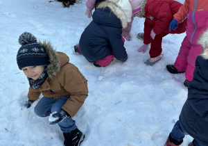 Dzieci podczas zabaw na śniegu.