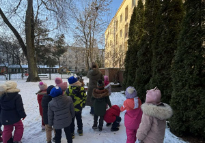 Dzieci podczs spaceru na terenie ogrodu.