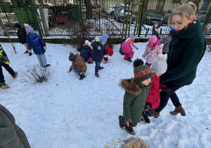 Dzieci podczas zabaw na terenie ogrodu przedszkolnego.