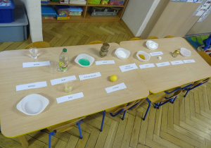 Stolik z przygotowanymi preparatami.