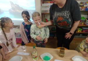 Kolejna dziewczynka sprawdza jak pachnie olej.