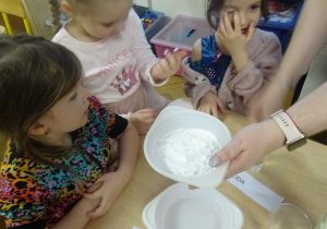 Dzieci przygladają się mące ziemniaczanej.