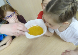 Dziewczynka wącha galaretkę.