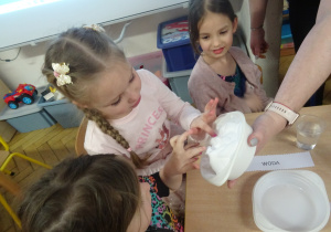 Dziewczynka dotyka mąkę ziemniaczaną.