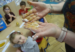 Dłonie nauczyciela ubrudzone preparatem