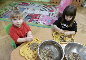 Dwie dziewczynki łączą nasiona.