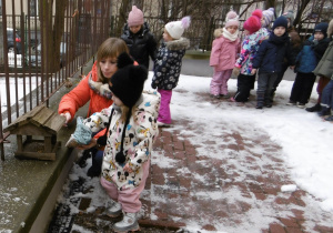 Grupa dzieci stoi obok siebie.