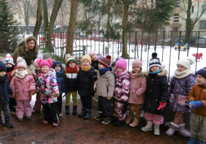 Dzieci stoją razem w grupie.