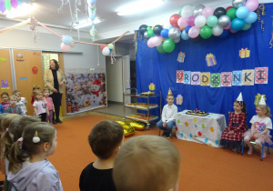 Dzieci śpiewają sto lat solenizantom.