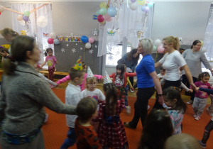 Nauczycielki i dzieci podczs wspolnych zabaw tanecznych.