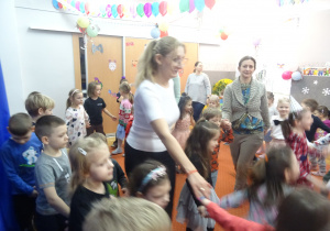 Dzieci podczas zabawy tanecznej.