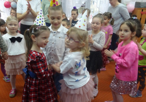 Troje solenizantów stoi obok siebie.