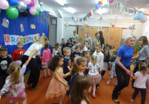 Dzieci podczas wspólnej zabawy.