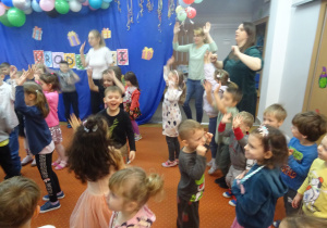 Dzieci podczas wspólnej zabawy.