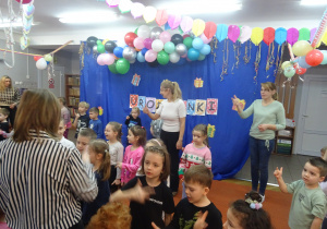 Dzieci wysuwają do góry kciuk i palec.