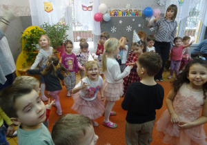 Dzieci naśladują ruchy nauczyciela.