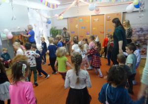 Dzieci podczas współnych zabaw.