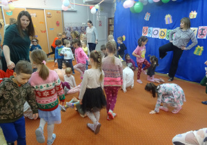 Dzieci naśladują ruchy nauczycieli.