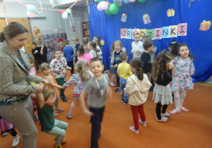 Dzieci podczas współnej zabawy.