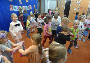 Dzieci podczas wspólnej zabawy.