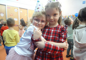 Dwie dziewczynki stoją obok siebie.