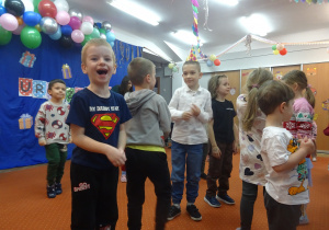 Grupa dzieci podczas zabawy.