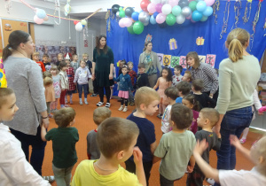 Dzieci stoją w kółeczku.