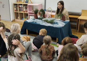 Nauczycielak opowiada o ptakach.