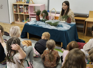Smyki dokarmiają ptaki