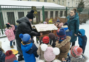Dzieci przy karmniku.