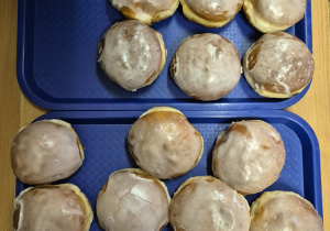 Pączki na niebieskiej tacy