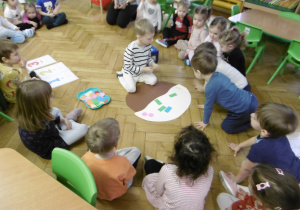 Dwoje chłopców siedzi na przeciwko.