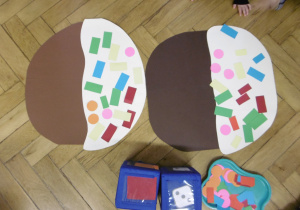 Dwa pączki papierowe.