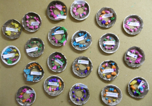 Talerzyki wykonane przez grupę dzieci najmłodszych.