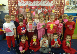 Grupa dzieci pozuje do zdjęcia.